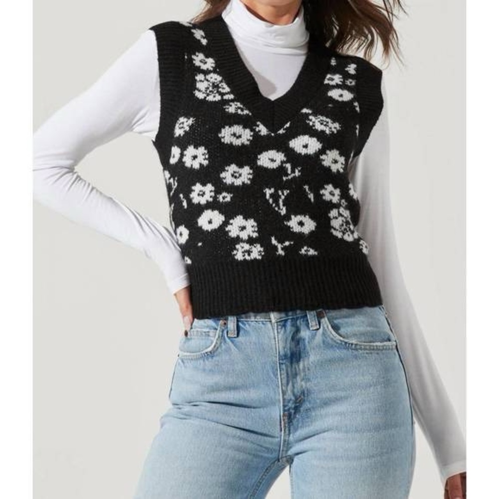 NWT. ASTR The Label. Primrose V-neck Wool Blend Sweater Vest. Size XS.